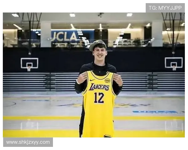 拉拉维亚精准助攻艾顿轻松篮下得分展现默契配合